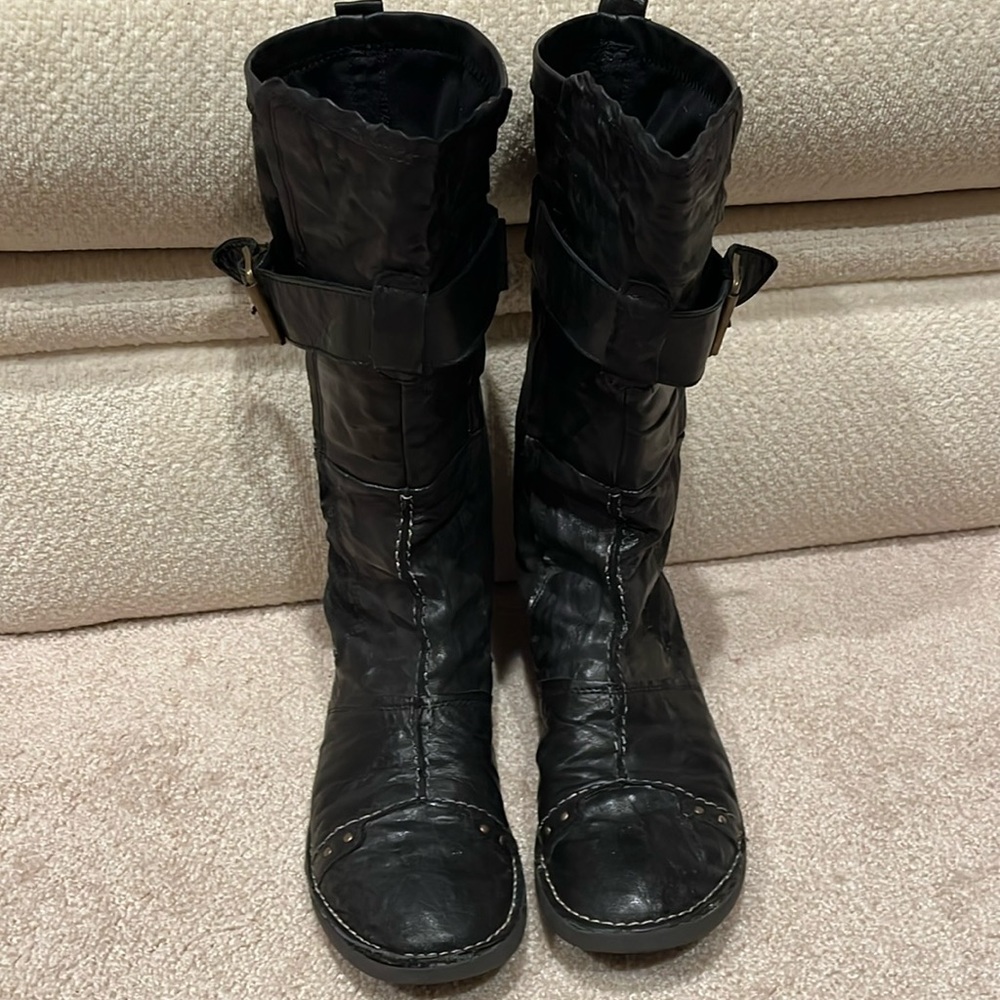 KHRIQ woman’s Blk pull on boot SZ 41